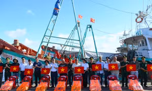Vùng Cảnh sát biển 3 đồng hành cùng ngư dân, chung tay gỡ 'thẻ vàng' IUU
