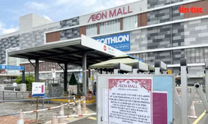 Siêu thị Aeon Mall Tân Phú vắng lặng vì liên quan đến ca nghi mắc COVID-19