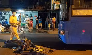 Xe buýt mất phanh lao qua dải phân cách, 1 người tử vong