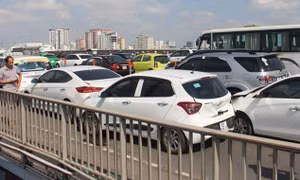 Bốn ô tô đâm liên hoàn dính chặt nhau trên cầu Sài Gòn, giao thông vẫn đang ùn tắc 