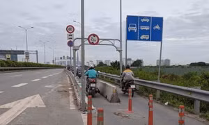 Cơ quan chức năng lên tiếng về vụ xe máy đâm vào dải phân cách 'cản ôtô' trên cao tốc