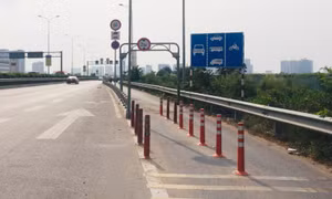 Đã di dời khối bê tông đặt giữa làn đường xe máy trên cao tốc khiến một thanh niên tử vong 