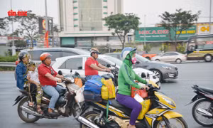 27 Tết, người dân lỉnh kỉnh đồ đạc, bồng bế nhau về quê đón Tết