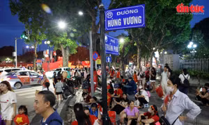 Người dân đổ về Ba Đình, quyết chờ 2 đêm để được tận mắt xem diễu binh 2/9