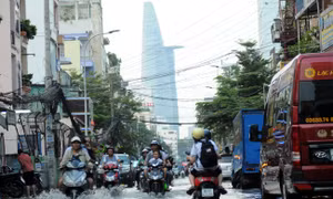 Triều cường cao kỷ lục, hàng loạt tuyến đường trung tâm TP Hồ Chí Minh chìm trong nước