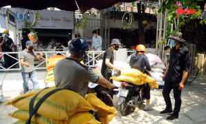 Nhiều nhà hảo tâm mang gạo đến góp cho máy 'ATM gạo' hỗ trợ người nghèo