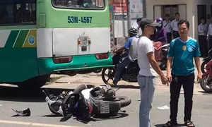 Va chạm xe buýt, cô gái chạy SH tử vong