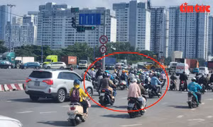 TP Hồ Chí Minh: Nút giao An Phú tiềm ẩn nguy cơ tai nạn do xe máy tạt đầu ô tô