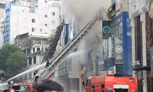 TP Hồ Chí Minh: Cháy lớn quán bar gần chợ Bến Thành