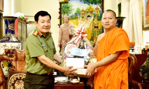 Phó Cục trưởng Cục ngoại tuyến chúc Tết Chôl Chnăm Thmây tại chùa Candaransi