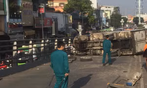 Tông vào dải phân cách, xe tải bị lật va vào xe máy, 4 người bị thương 
