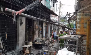 Bình gas rơi ra đường phát nổ, 7 căn nhà trong chợ cháy rụi