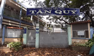 Trường tiểu học giữa phố bỏ hoang 3 năm, cỏ mọc um tùm