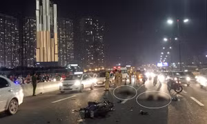 Đôi nam nữ lao vào đuôi xe tải trên cầu Sài Gòn tử vong