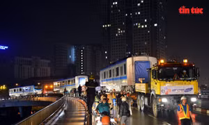 Xe siêu trường, siêu trọng vận chuyển đoàn tàu metro Bến Thành-Suối Tiên xuyên đêm