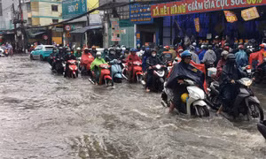 TP Hồ Chí Minh: Mưa lớn kéo dài, nhiều tuyến đường bị ngập sâu