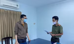 Tống đạt quyết định khởi tố bị can đối với tiếp viên hàng không làm lây lan dịch bệnh COVID-19