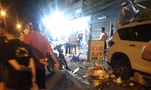 Ô tô 7 chỗ đâm vào quán nhậu, 3 người bị thương