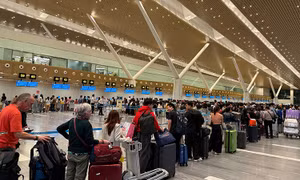 Sân bay Tân Sơn Nhất chạm mốc kỷ lục về chuyến bay và hành khách