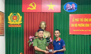 Nhặt được ví có vàng, Thiếu tá Công an lập tức tìm người trả lại