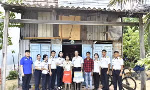 Lữ đoàn 167 thăm, tặng quà con ngư dân dịp năm học mới