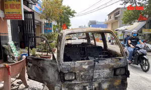 Xe ô tô đột nhiên bốc cháy trơ khung sắt