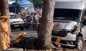 TP Hồ Chí Minh: Ô tô 16 chỗ đâm 2 xe máy, giao thông ùn tắc nghiêm trọng