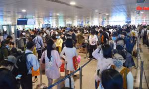 Sân bay Tân Sơn Nhất đông nghịt khách về quê ăn Tết