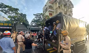 TP Hồ Chí Minh: CSGT điều xe ô tô giúp người dân qua điểm ngập cầu Quan an toàn