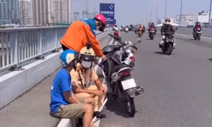 CSGT kịp thời ngăn nam thanh niên định nhảy cầu Sài Gòn tự tử