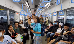TP Hồ Chí Minh: Nhiều người chọn metro để đến công sở