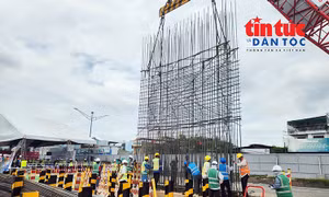TP Hồ Chí Minh: Hạ lồng thép thi công tường vây ga ngầm tuyến metro số 2
