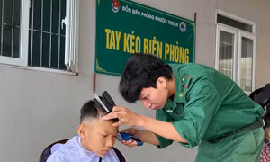 Bộ đội Biên phòng cắt tóc miễn phí cho học sinh vùng ven biển