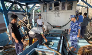 Bắt giữ tàu vận chuyển 50.000 lít dầu Do trái phép trên vùng biển Tây Nam 