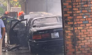 TP Hồ Chí Minh: Ô tô Lexus bốc cháy dữ dội khi đang đậu trong khuôn viên nhà