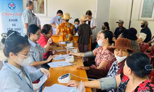 Cảnh sát biển đưa dịch vụ y tế, pháp luật đến gần ngư dân