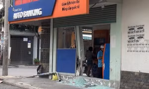 Ô tô 7 chỗ lao lên vỉa hè, đâm vỡ kính ngân hàng Đông Á rồi bỏ chạy