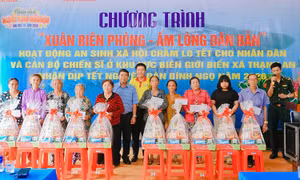 ‘Xuân Biên phòng - Ấm lòng dân bản’ mang Tết ấm đến xã đảo Thạnh An