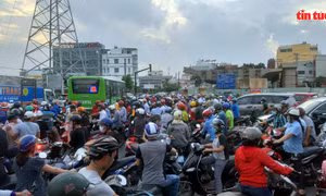 TP Hồ Chí Minh: Kẹt xe kinh hoàng trên đoạn đường qua công trình xây dựng cầu Bưng 