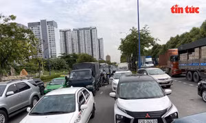 Cửa ngõ phía Đông TP Hồ Chí Minh ùn tắc trước ngày nghỉ lễ 30/4 và 1/5