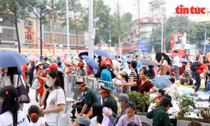 Hà Nội: Người dân thức trắng đêm giữ chỗ chờ xem tổng duyệt A80