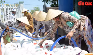 Giọt nước nghĩa tình đến với 'vùng khát' Tiền Giang