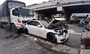 Bốn ô tô đâm liên hoàn, 2 ‘xế hộp’ bẹp rúm, giao thông ùn tắc nhiều km