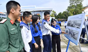 Trưng bày ảnh 'Hoàng Sa – Trường Sa' và thành tựu Đảng bộ Vùng 2 Hải quân