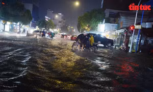 TP Hồ Chí Minh: Mưa lớn khiến nhiều tuyến đường chìm trong biển nước