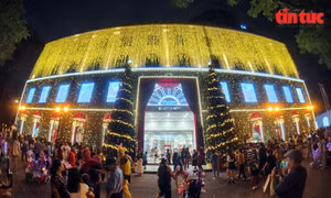 Giới trẻ TP Hồ Chí Minh xuống phố vui Noel sớm