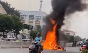 TP Hồ Chí Minh: Hai xe máy va chạm bốc cháy trơ khung trên cầu vượt Quang Trung