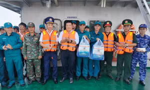 Cảnh sát biển Việt Nam thăm, tặng quà quân và dân đặc khu Phú Quý