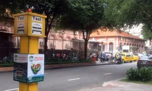Điểm đón taxi cố định vắng bóng hành khách vì nhiều... bất tiện
