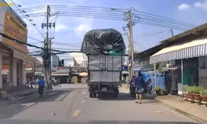 TP Hồ Chí Minh: Phạt hơn 10 triệu đồng xe tải chở hàng vượt chiều cao, tiềm ẩn tai nạn